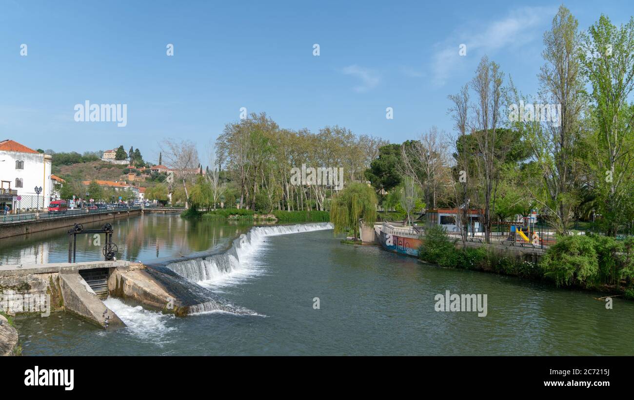 Tomar, Portugal, April 2018: Tomar Stadtzentrum mit Nabao Fluss, Santarem Bezirk in Portugal Stockfoto