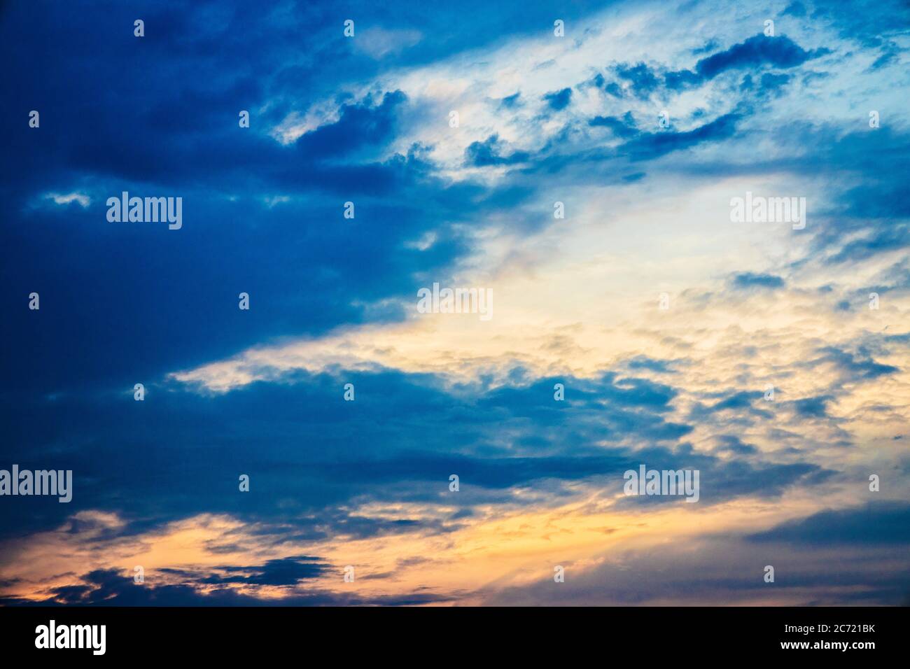 Ein schöner Sonnenuntergang Himmel am Ende des Tages den Sommer zu entwickeln. Stockfoto