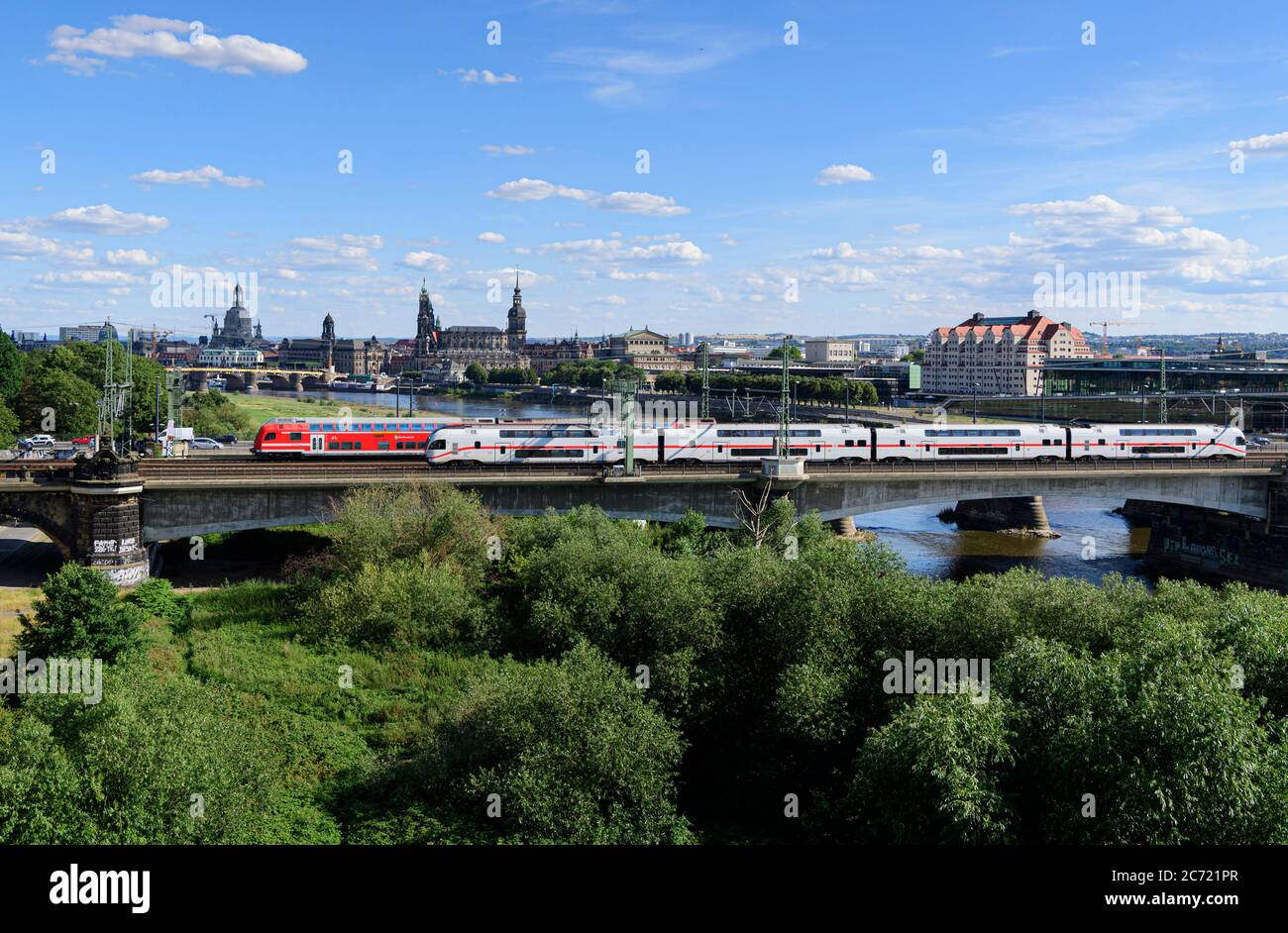Dresden, Deutschland. Juli 2020. Vor der historischen Altstadt mit der Frauenkirche (l-r), dem Ständehaus, der Hofkirche, dem Residenzschloss, der Semperoper, dem Sächsischen Landtag, dem Hotel Maritim und dem ICC (Internationales Congress Center) auf der Marienbrücke über die Elbe verkehren S-Bahn und IC. Quelle: Robert Michael/dpa-Zentralbild/ZB/dpa/Alamy Live News Stockfoto