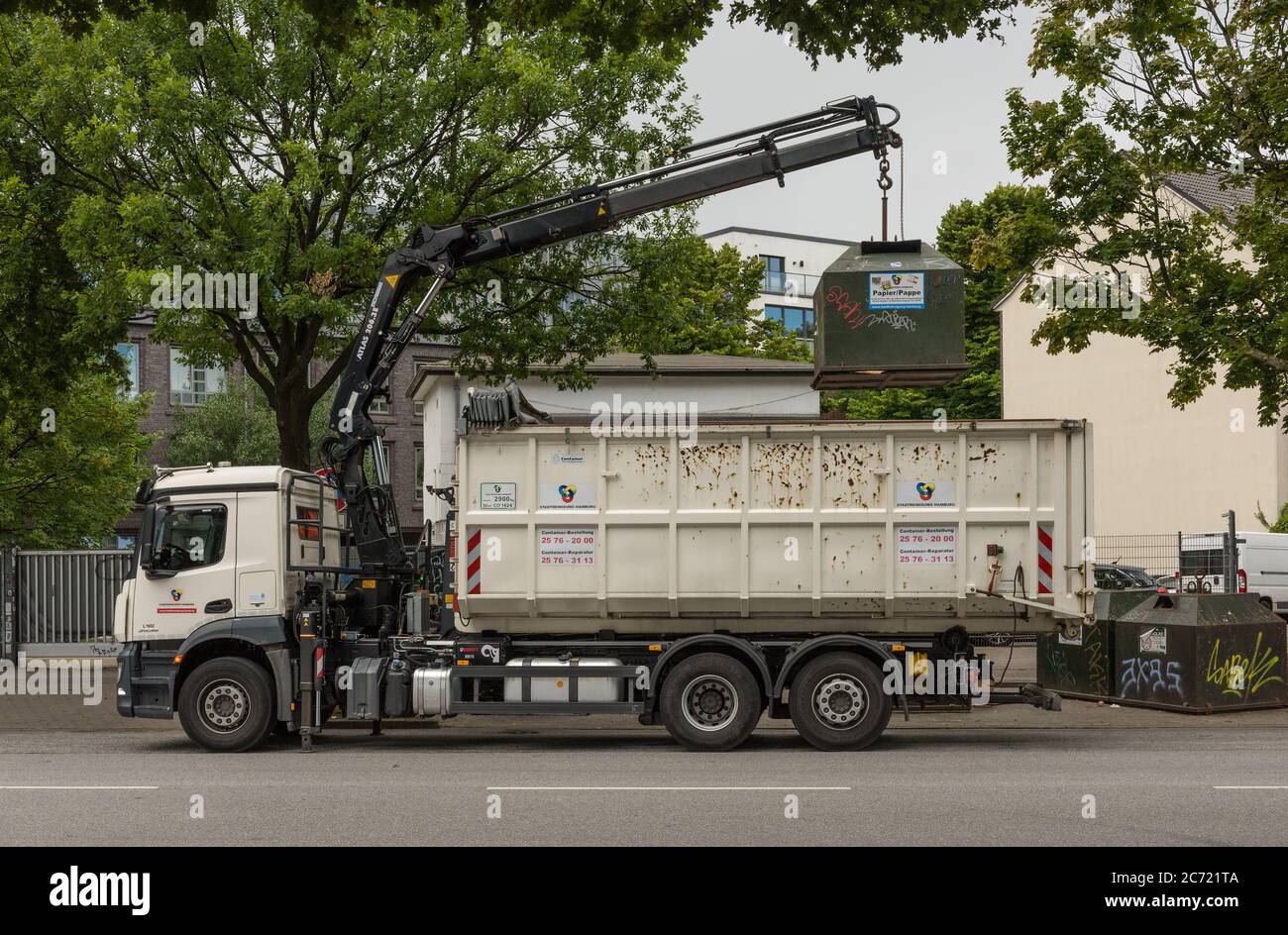 Ein LKW leert einen Altpapiercontainer in Hamburg Stockfoto