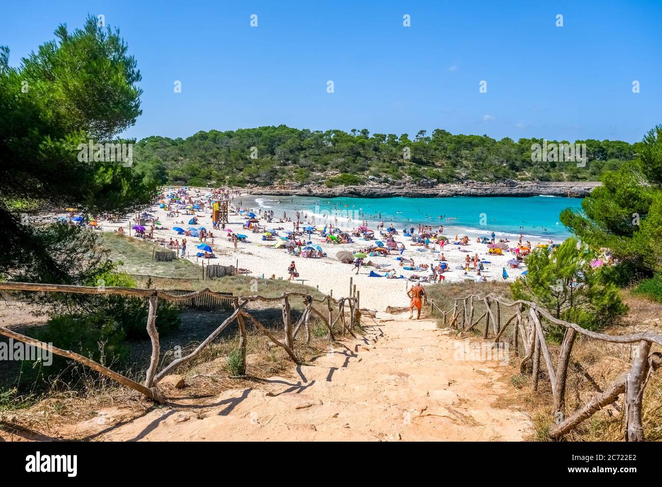 Einsamer Strand im Parc Natural de Mondrago und Strand S'amador mit zahlreichen Badegäste, die in der Regel halten den Mindestabstand während der Corona pandemi Stockfoto