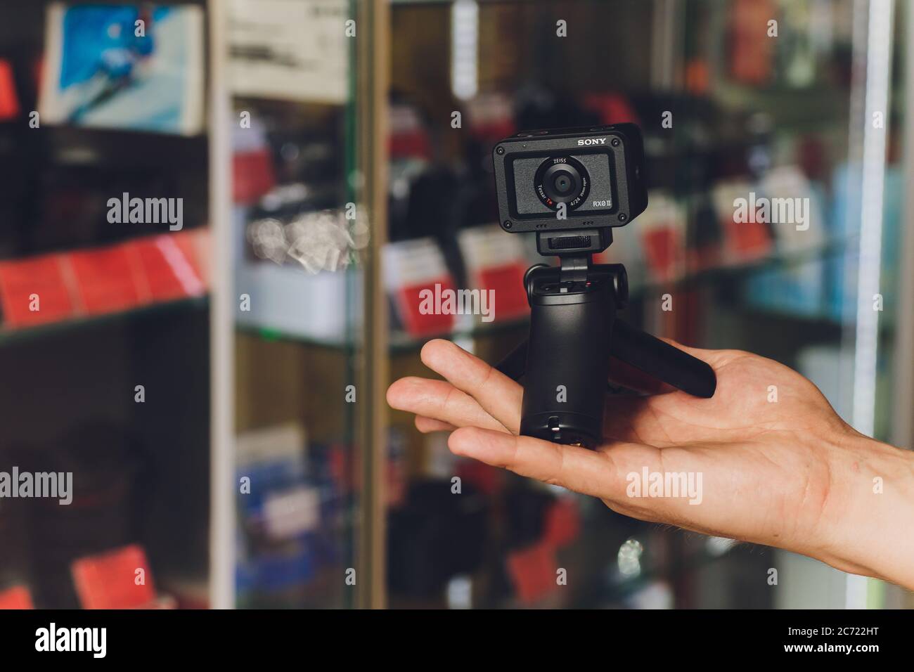 Ufa, Russland, 3. Januar 2020: Die ultrakompakte Sony RX0 II Kamera bietet interne 4K 30p-Aufnahmen und einen aufklappbaren LCD-Bildschirm. Stockfoto