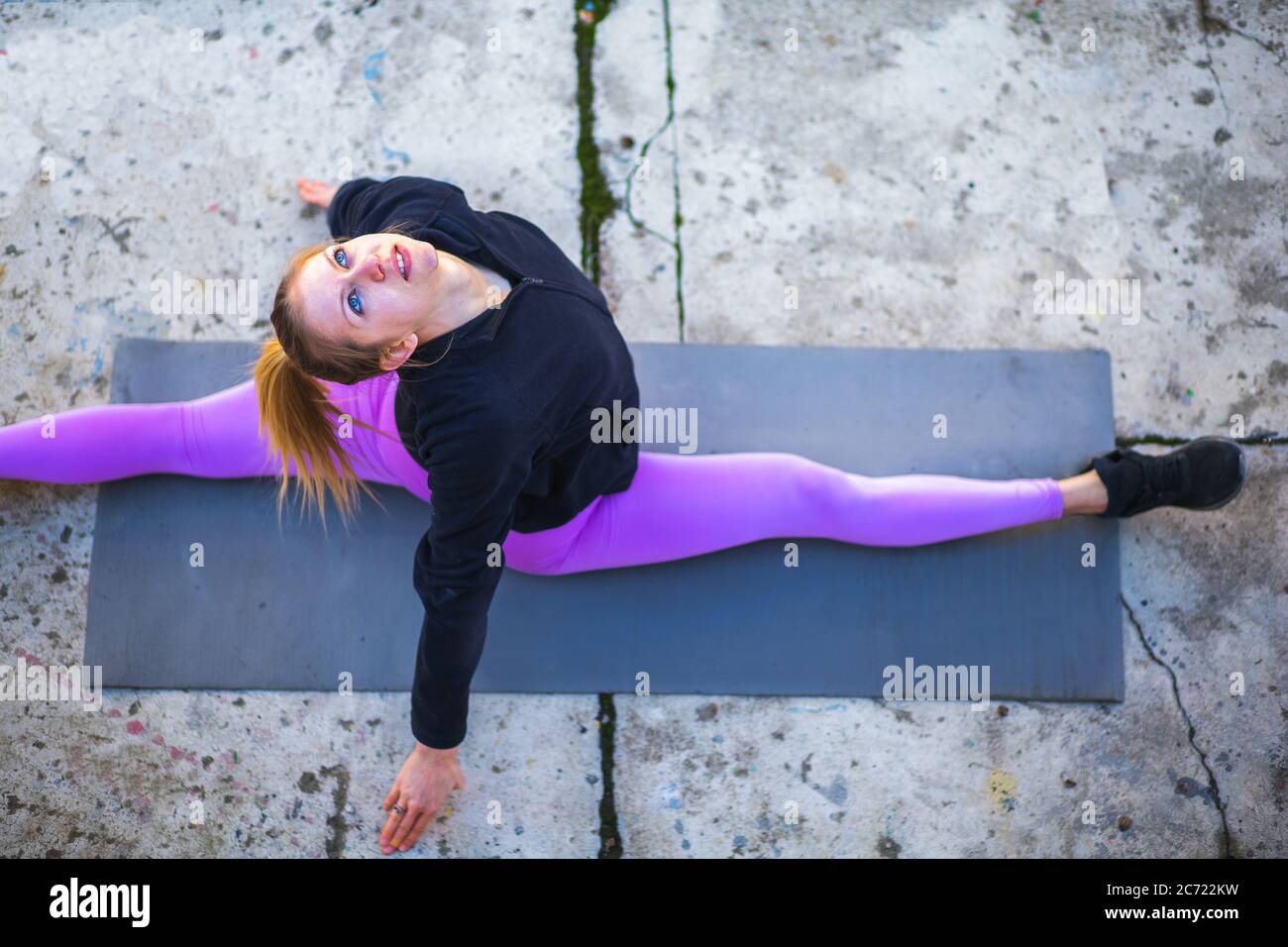 Draufsicht auf fitting woman Stretching beines in Split Position Stockfoto