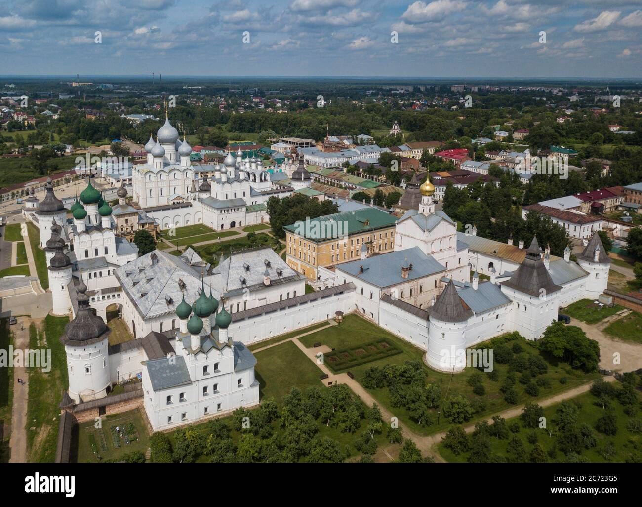 Luftaufnahme des weißen Rostow Kreml mit silbernen Kuppeln in Rostow Veliki sity, Nero-See, Jaroslawl Region, Russland. Goldener Ring von Russland. Stockfoto