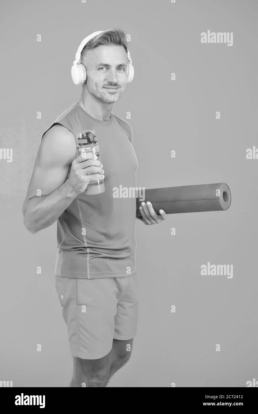 Deine Muskeln haben Durst. Sportler halten Wasserflasche. Yoga-Coach. Fitnesstrainer. Durst beim Training oder Training. Durst und Dehydrierung. Durst nach Getränken. Trinken Sie Wasser Vermeiden Sie Durst. Stockfoto