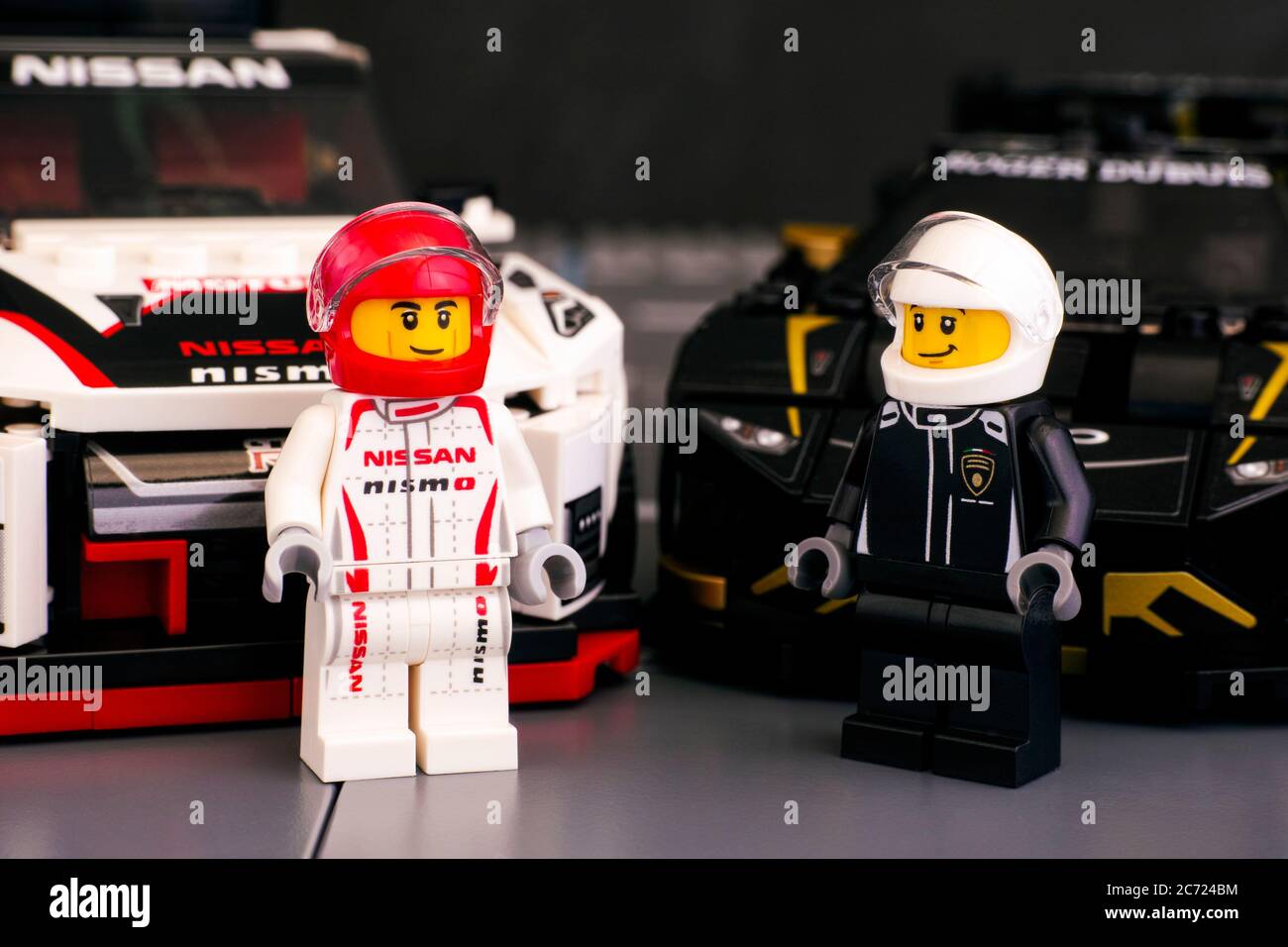 Tambow, Russische Föderation - 25. Juni 2020 Lego Nissan GT-R NISMO und Lamborghini Huracan Super Trofeo EVO Autos mit ihren Fahrern. LEGO Speed Champio Stockfoto
