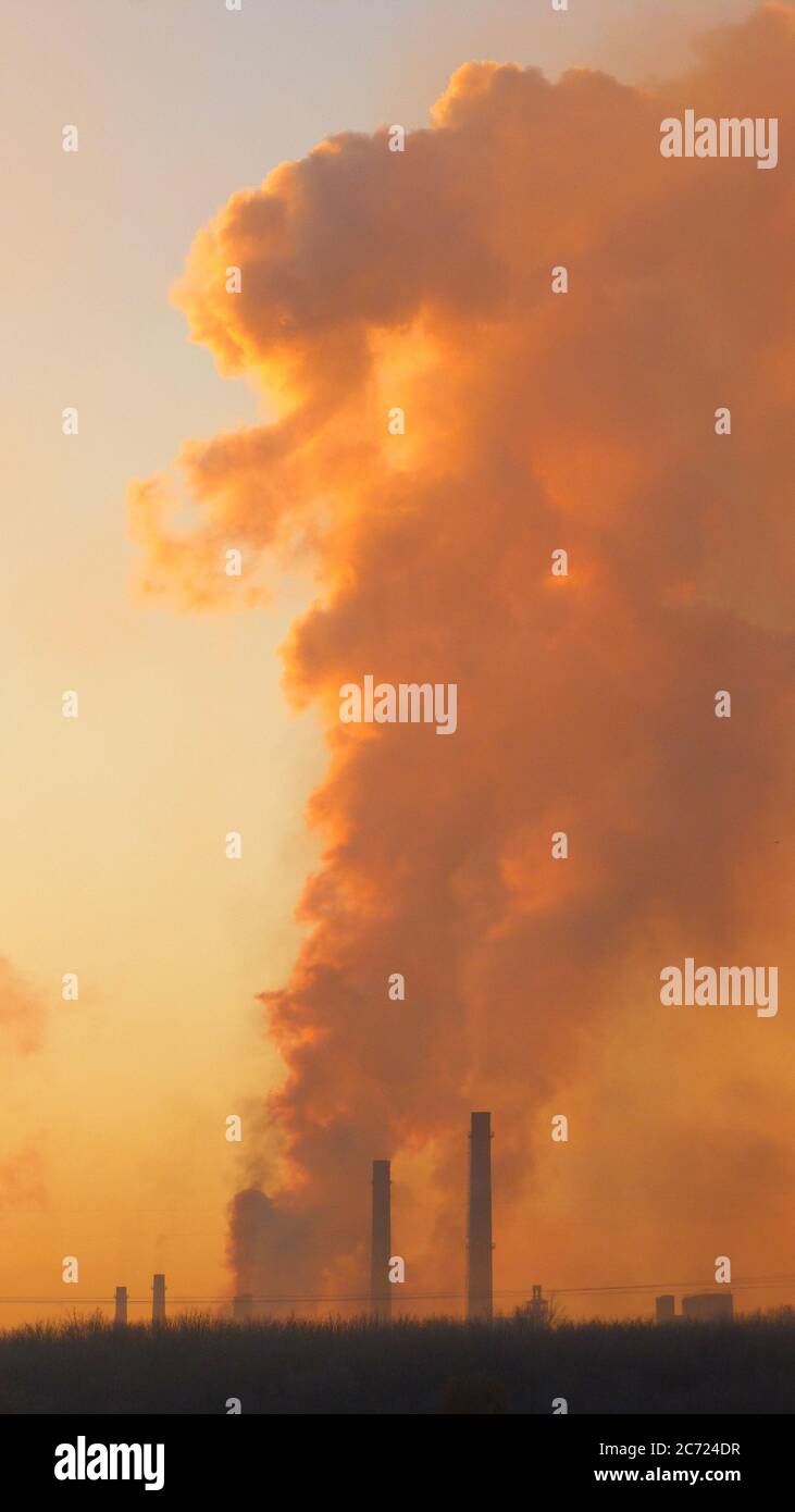 Gas, Dampf und Rauch. Industrielle Schornsteine im Zeitraffer. Metallurgie-Fabrik. Vergiftete Luft. Epische Umweltverschmutzung der Natur. Giftige Substanzen. Stockfoto