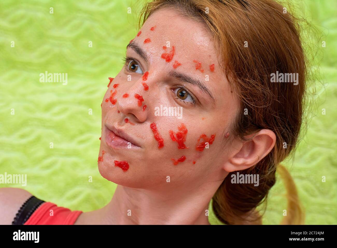 Hausgemachte Sommermaske mit Wassermelone und Honig für gegerbt und Beschädigte Haut Stockfoto