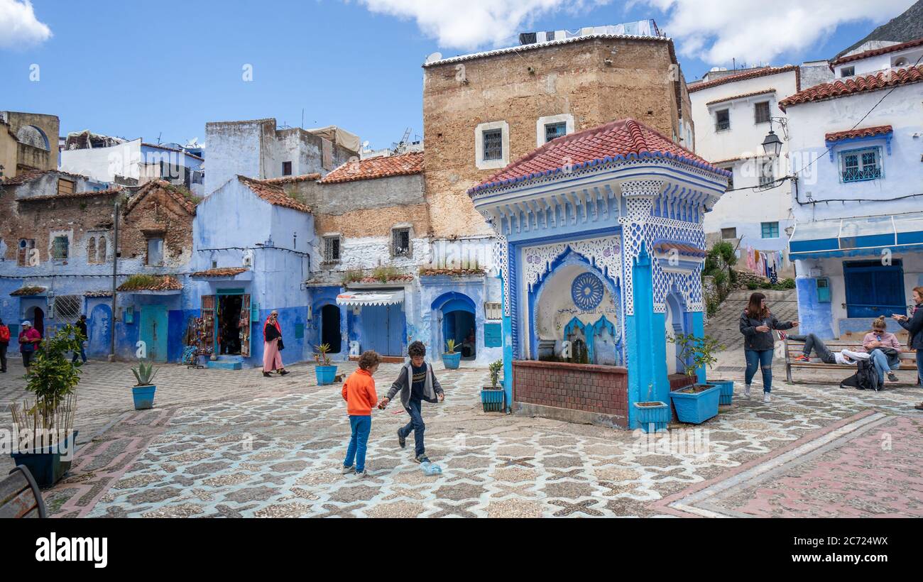 Chefchaouen, Marokko - April 2018: Chefchaouen Medina mit unbekannten Menschen, blaue Skyline der Stadt auf dem Hügel, Marokko Stockfoto