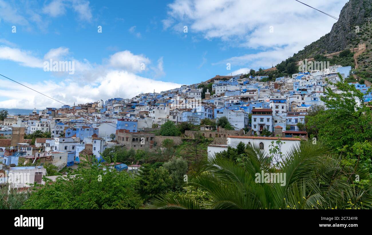Chefchaouen, Marokko - April 2018: Chefchaouen Panorama, blaue Skyline auf dem Hügel, Marokko Stockfoto