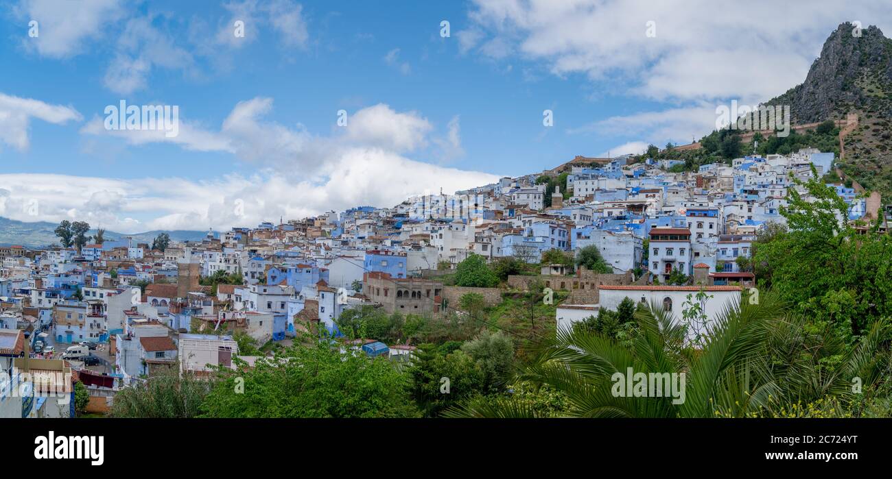 Chefchaouen, Marokko - April 2018: Chefchaouen Panorama, blaue Skyline auf dem Hügel, Marokko Stockfoto