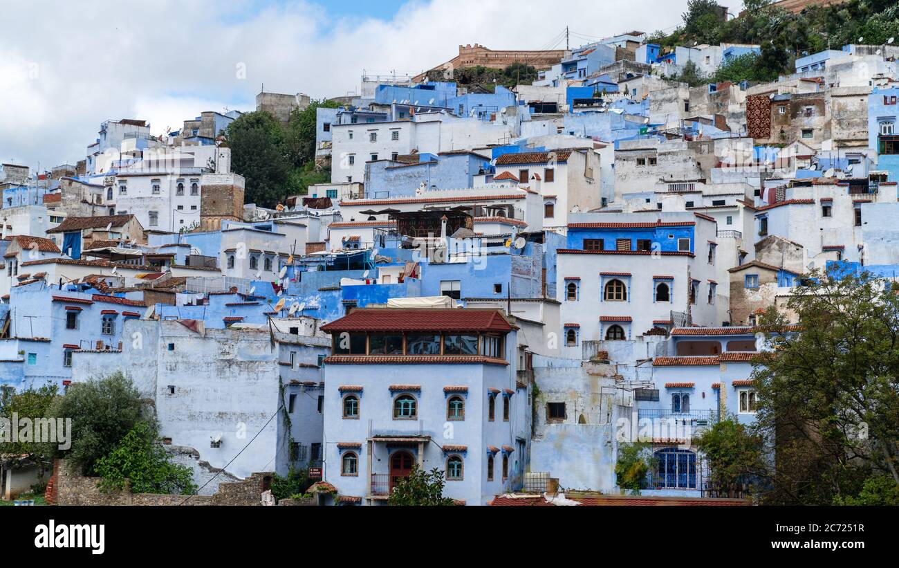 Chefchaouen, Marokko - April 2018: Chefchaouen Panorama, blaue Skyline auf dem Hügel, Marokko Stockfoto