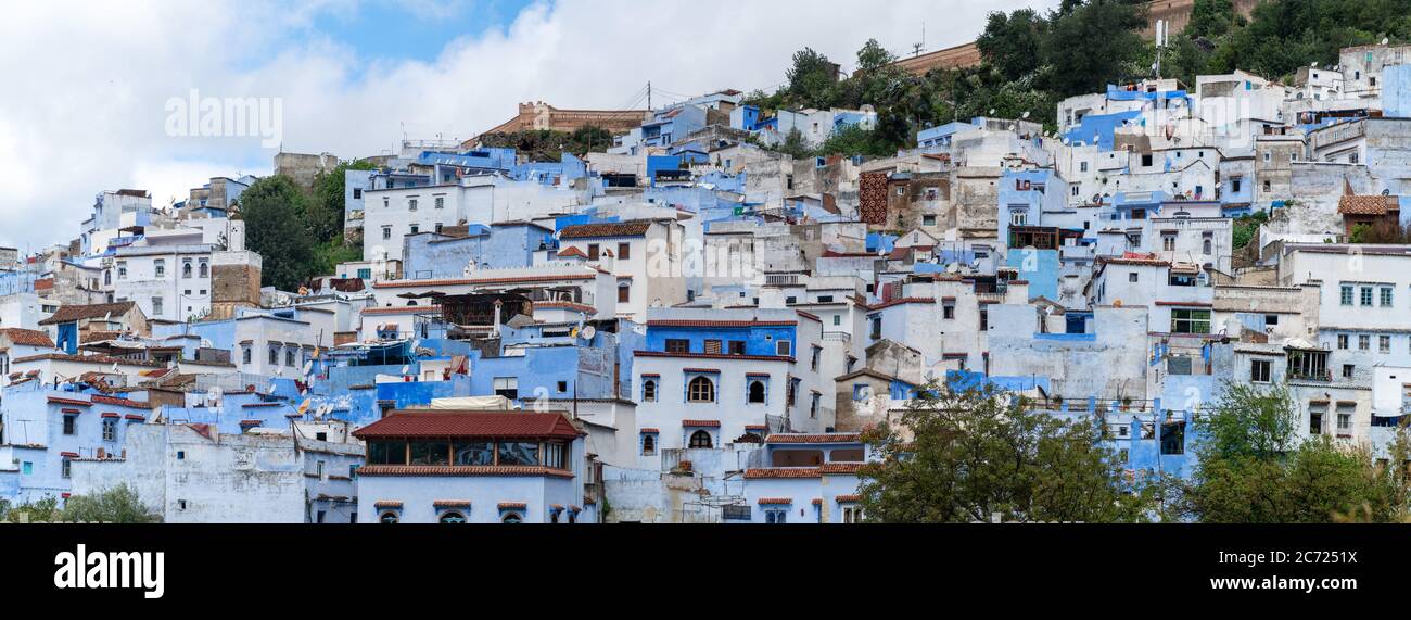 Chefchaouen, Marokko - April 2018: Chefchaouen Panorama, blaue Skyline auf dem Hügel, Marokko Stockfoto