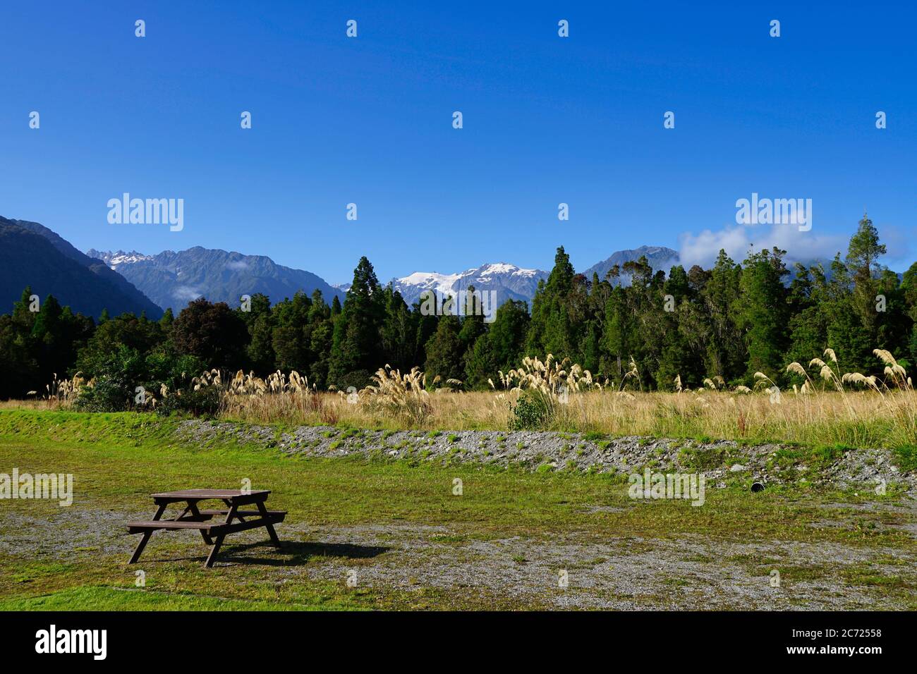Picknickbereich mit Blick auf Mt. Cook und Mt. Tasman Stockfoto