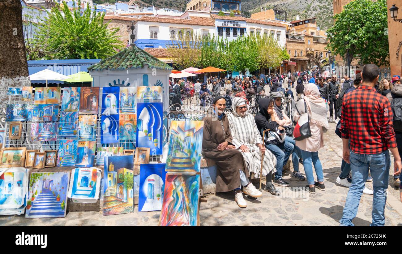 Chefchaouen, Marokko - April 2018: Chefchaouen Medina mit unbekannten Menschen, blaue Skyline der Stadt auf dem Hügel, Marokko Stockfoto
