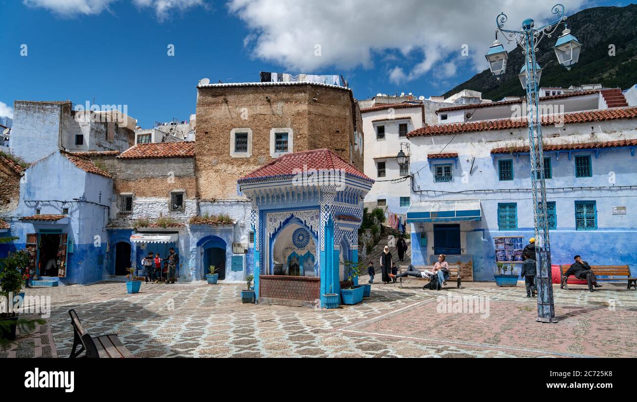 Chefchaouen, Marokko - April 2018: Chefchaouen Medina mit unbekannten Menschen, blaue Skyline der Stadt auf dem Hügel, Marokko Stockfoto