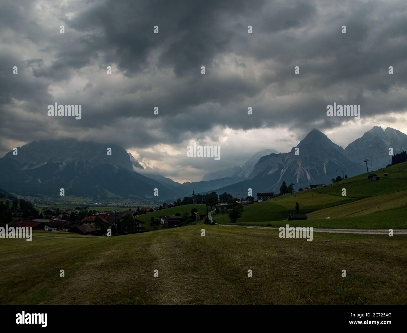 Regenwanderung bei Ehrwald an der Tiroler Zugspitz Arena Stockfoto