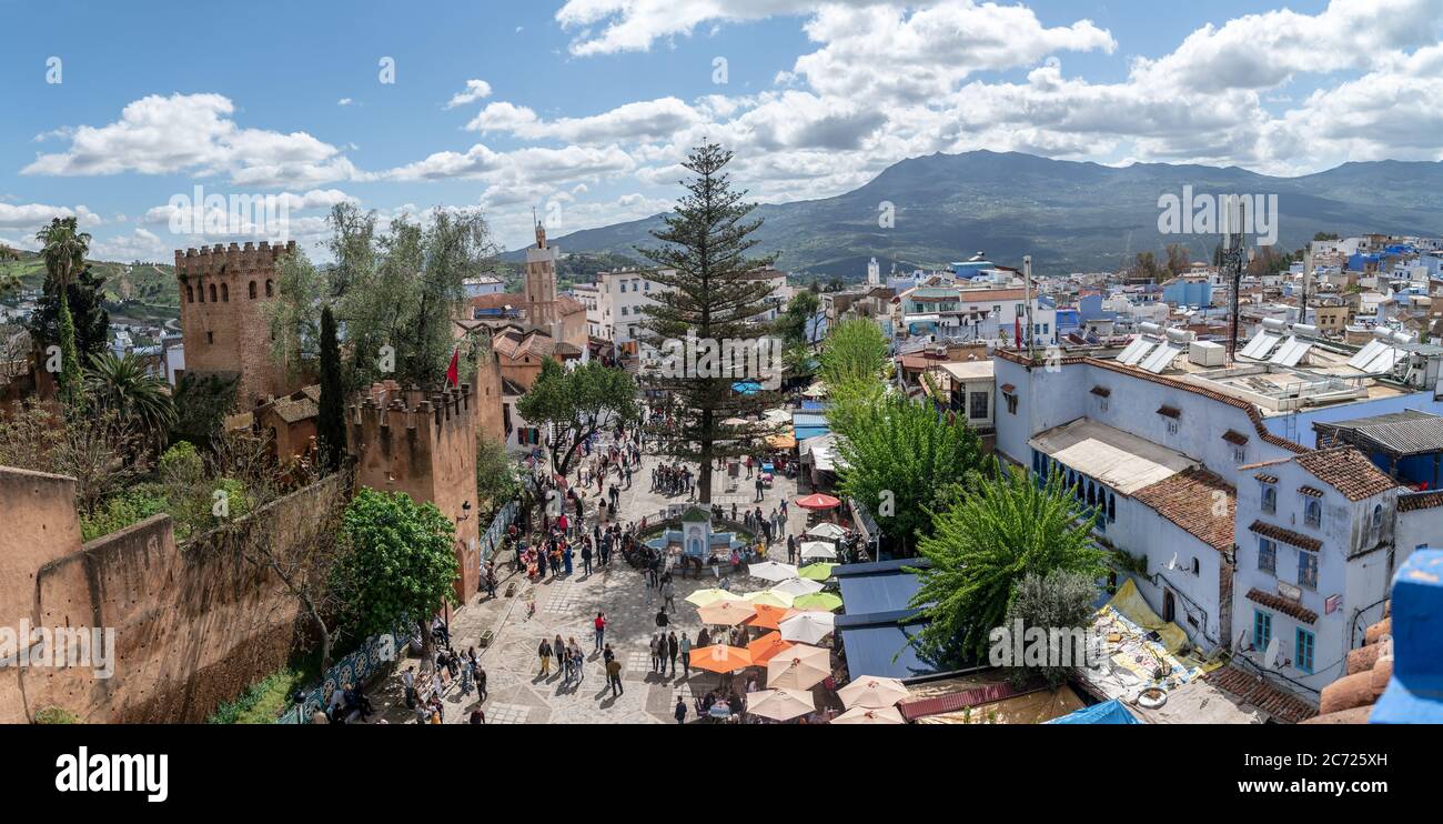Chefchaouen, Marokko - April 2018: Chefchaouen Medina Zentrum Panaroma mit unbekannten Menschen, blaue Skyline der Stadt auf dem Hügel, Marokko Stockfoto