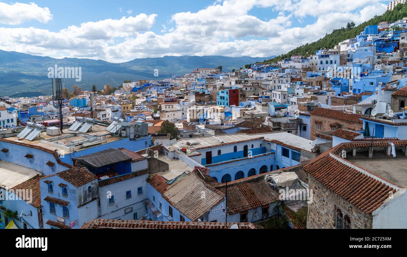 Chefchaouen, Marokko - April 2018: Chefchaouen Panorama, blaue Skyline auf dem Hügel, Marokko Stockfoto