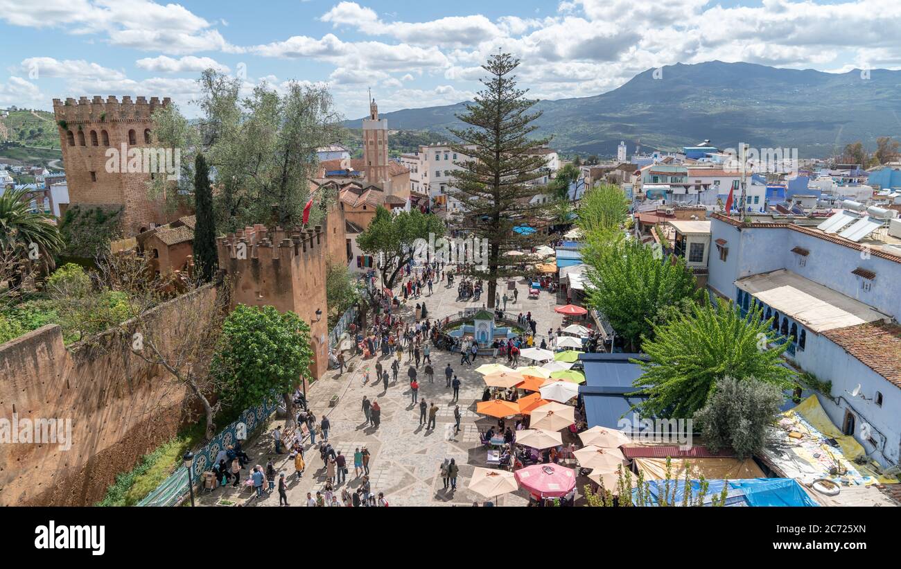 Chefchaouen, Marokko - April 2018: Chefchaouen Medina Zentrum Panaroma mit unbekannten Menschen, blaue Skyline der Stadt auf dem Hügel, Marokko Stockfoto