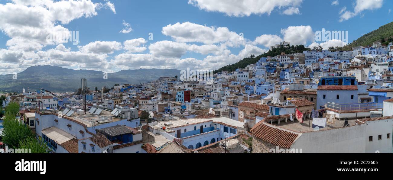 Chefchaouen, Marokko - April 2018: Chefchaouen Panorama, blaue Skyline auf dem Hügel, Marokko Stockfoto