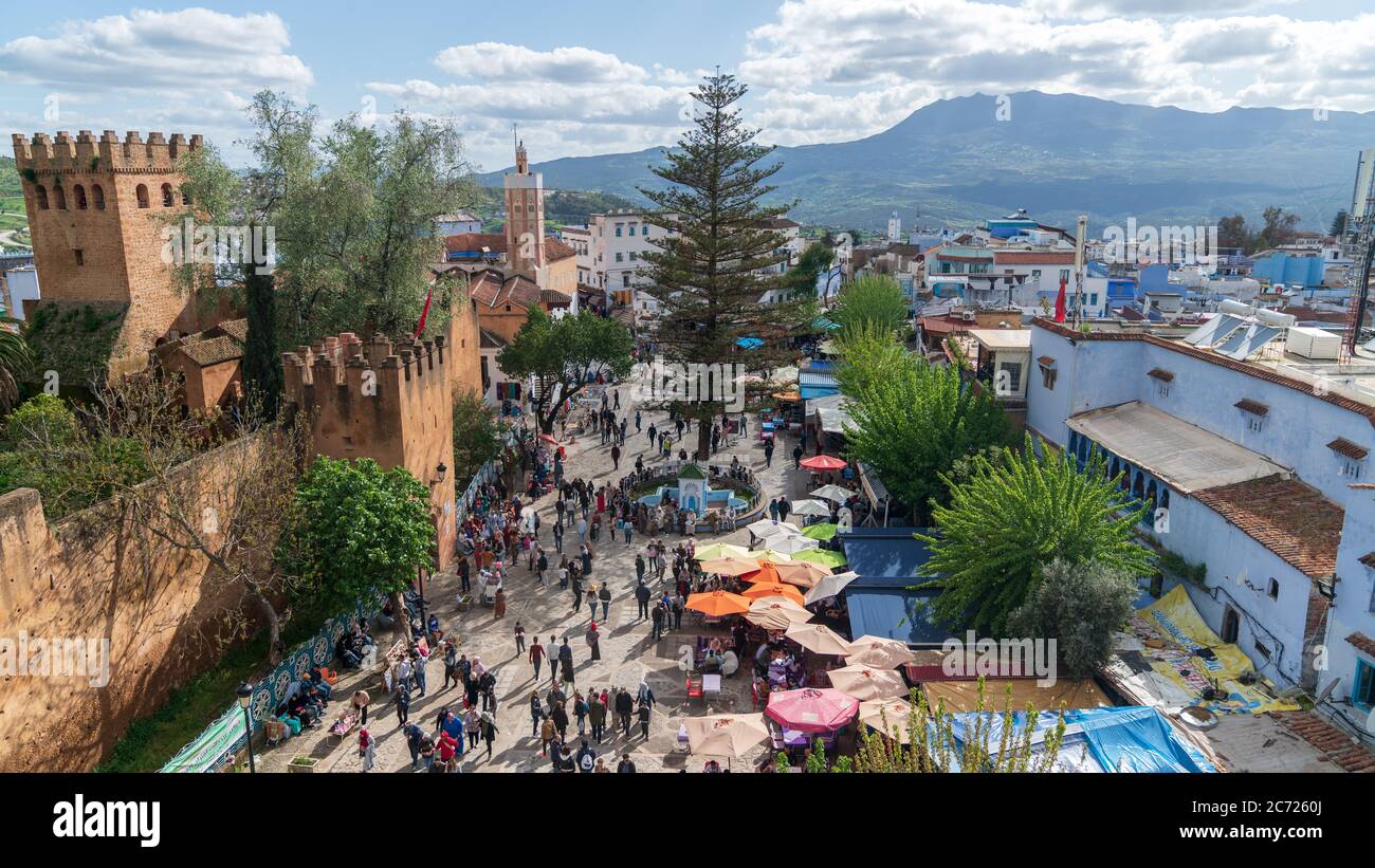Chefchaouen, Marokko - April 2018: Chefchaouen Medina Zentrum Panaroma mit unbekannten Menschen, blaue Skyline der Stadt auf dem Hügel, Marokko Stockfoto