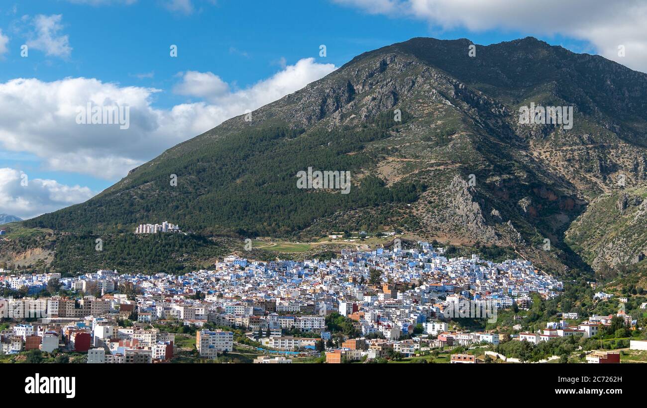 Chefchaouen, Marokko - April 2018: Chefchaouen Panorama, blaue Skyline auf dem Hügel, Marokko Stockfoto