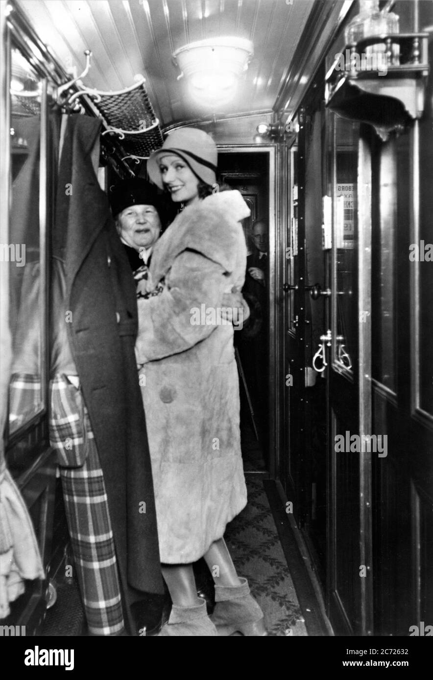 GRETA GARBO mit ihrer Mutter bei ihrer Ankunft aus den USA für einen Besuch in Schweden im Dezember 1928 Stockfoto