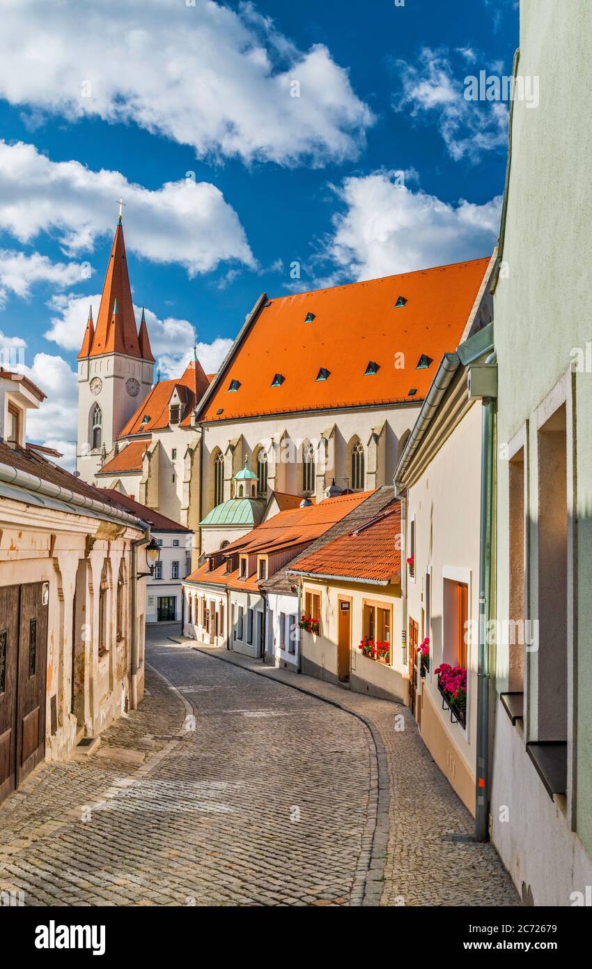 Kirche des Heiligen Nikolaus, Blick von ulice Velká Františkanska, mittelalterliche Straße in Znojmo, Mähren, Südmährische Region, Tschechische Republik Stockfoto