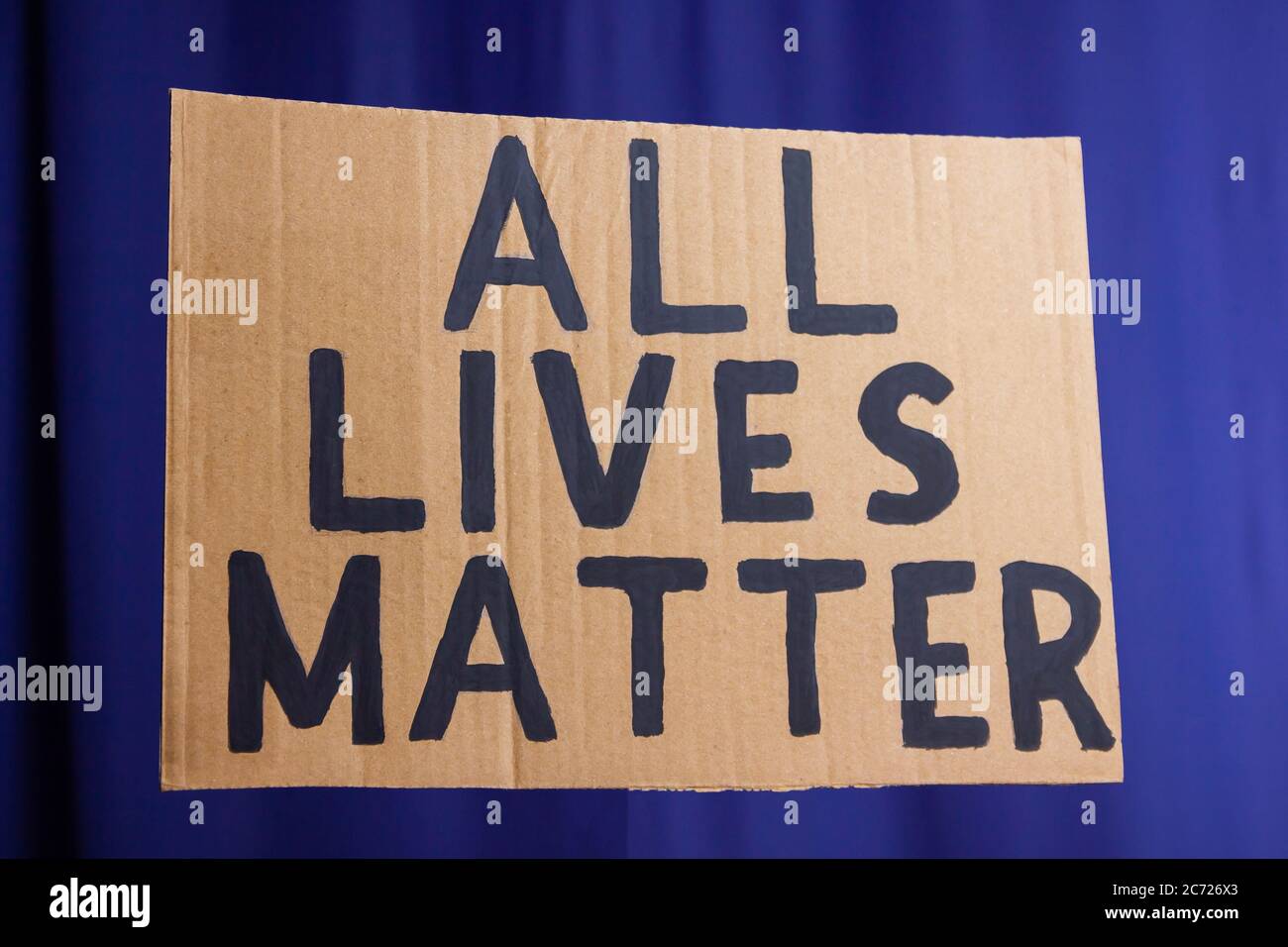 ALLE LEBEN SIND AUF einem blau verschwommenen Hintergrund wichtig. Anti-Rassismus-Konzept. Gleichheitszeichen. Beschriftung auf Karton 'All Lives Matter' Stockfoto