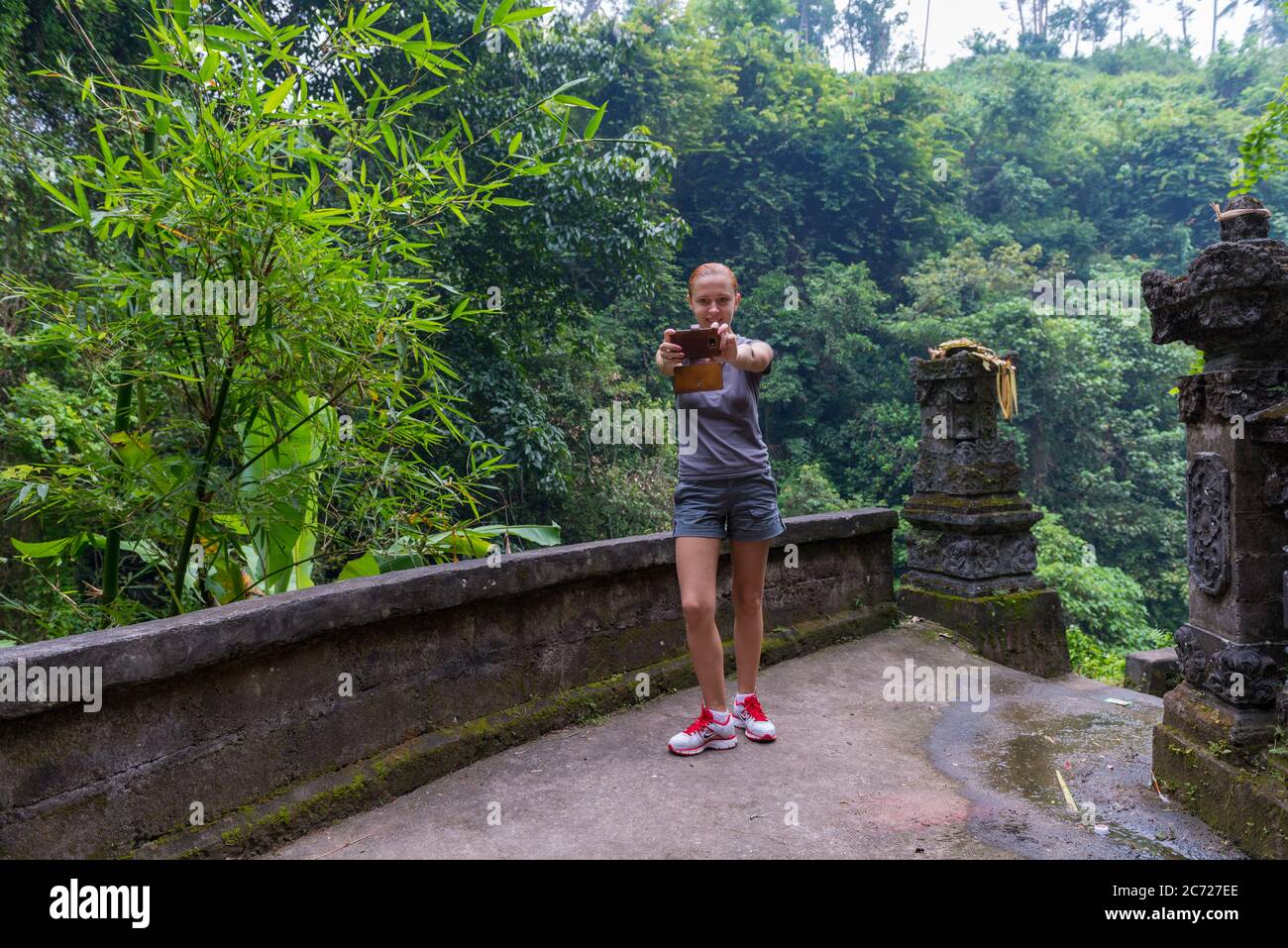 Touristen machen Schnappschüsse mit dem Handy Stockfoto