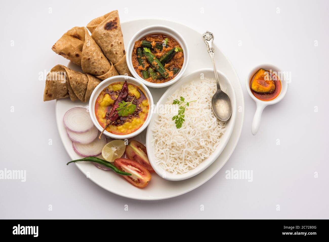 Indische Lebensmittel Platte oder Vegetarisch Thali enthält Dal Fry, Reis, Chapati und eine Art von Gemüse mit Salat Stockfoto