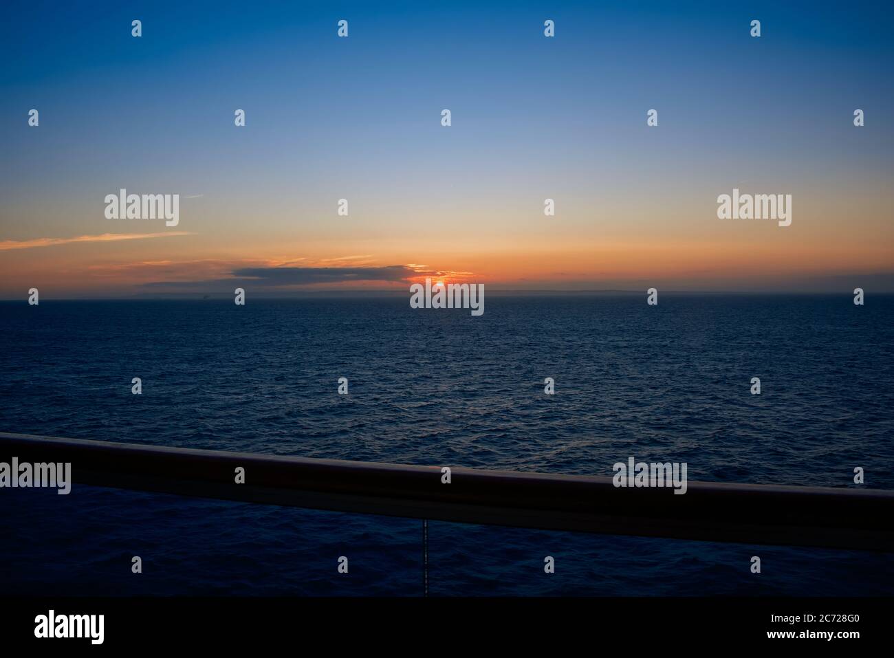 Sonnenuntergang über dem Mittelmeer, von einem Kreuzfahrtschiff Balkon. Stockfoto