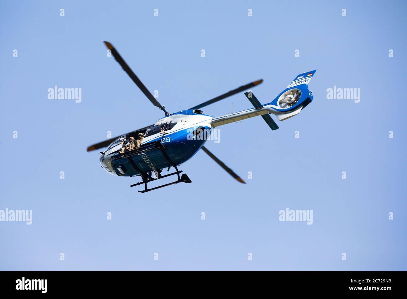 Oppenau, Deutschland. Juli 2020. Ein Polizeihubschrauber hebt von einem Sportplatz bei Oppenau ab, der als Treffpunkt für die Polizei dient. Mit einem großen Kontingent setzte die Polizei am Montag die Suche nach einem 31-Jährigen fort, der vier Polizisten in Oppenau im Schwarzwald bedroht und ihnen ihre Dienstwaffen weggenommen hatte. Der Mann, der keinen festen Wohnsitz hat, war nach dem Verbrechen am Sonntagmorgen in den Wald geflohen. Quelle: Philipp von Ditfurth/dpa/Alamy Live News Stockfoto