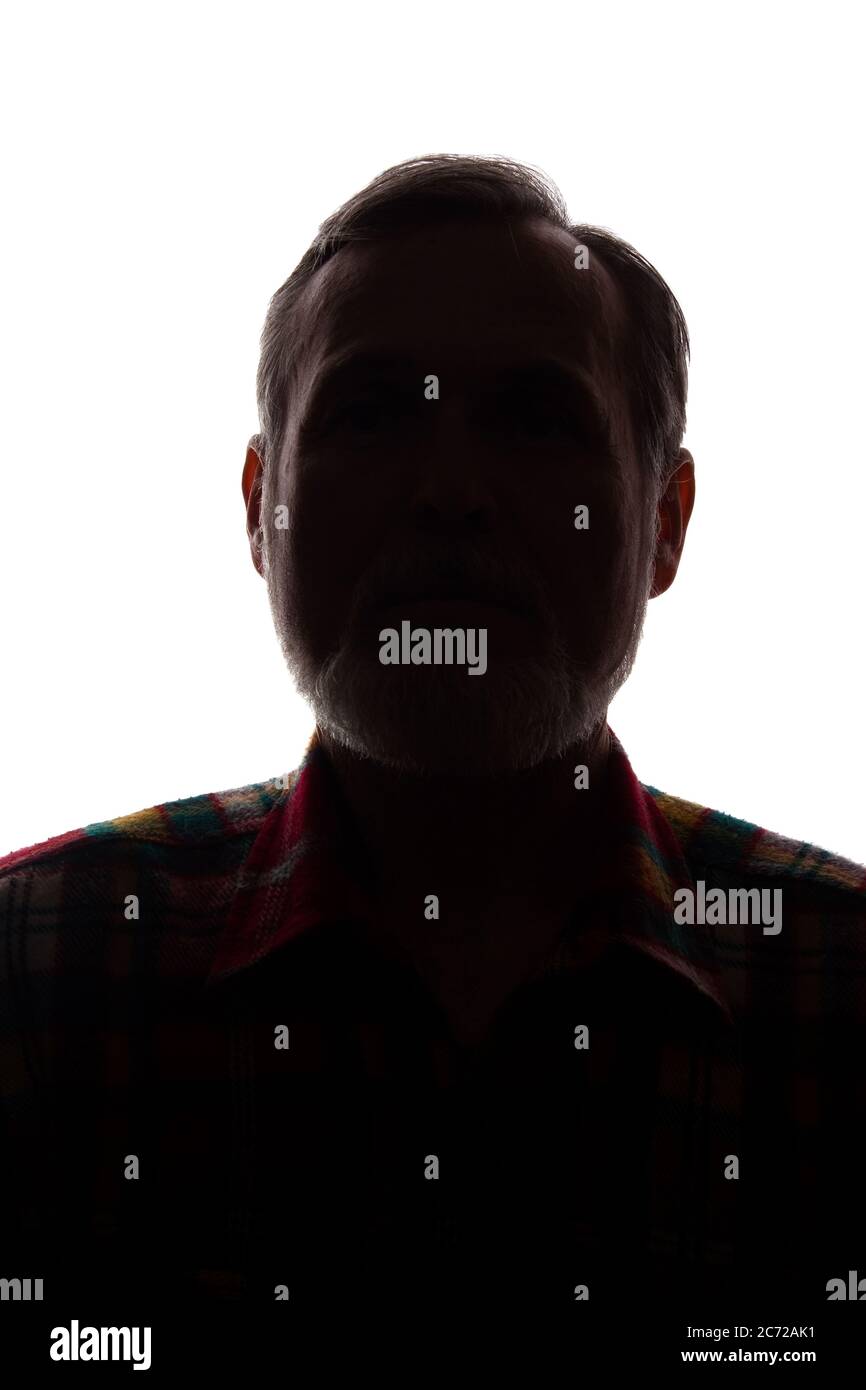 Porträt eines alten Mannes, unrasiert, mit Bart, Vorderansicht - dunkel isoliert Silhouette Stockfoto