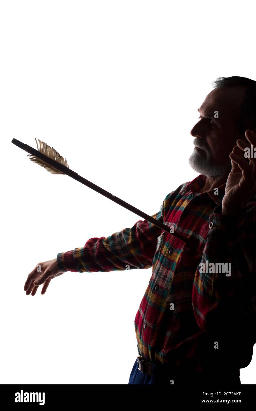 Porträt eines alten Mannes, unrasiert, mit Bart, Seitenansicht - dunkel isolierte Silhouette Stockfoto