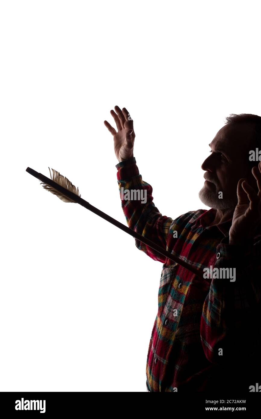 Porträt eines alten Mannes, unrasiert, mit Bart, Seitenansicht - dunkel isolierte Silhouette Stockfoto