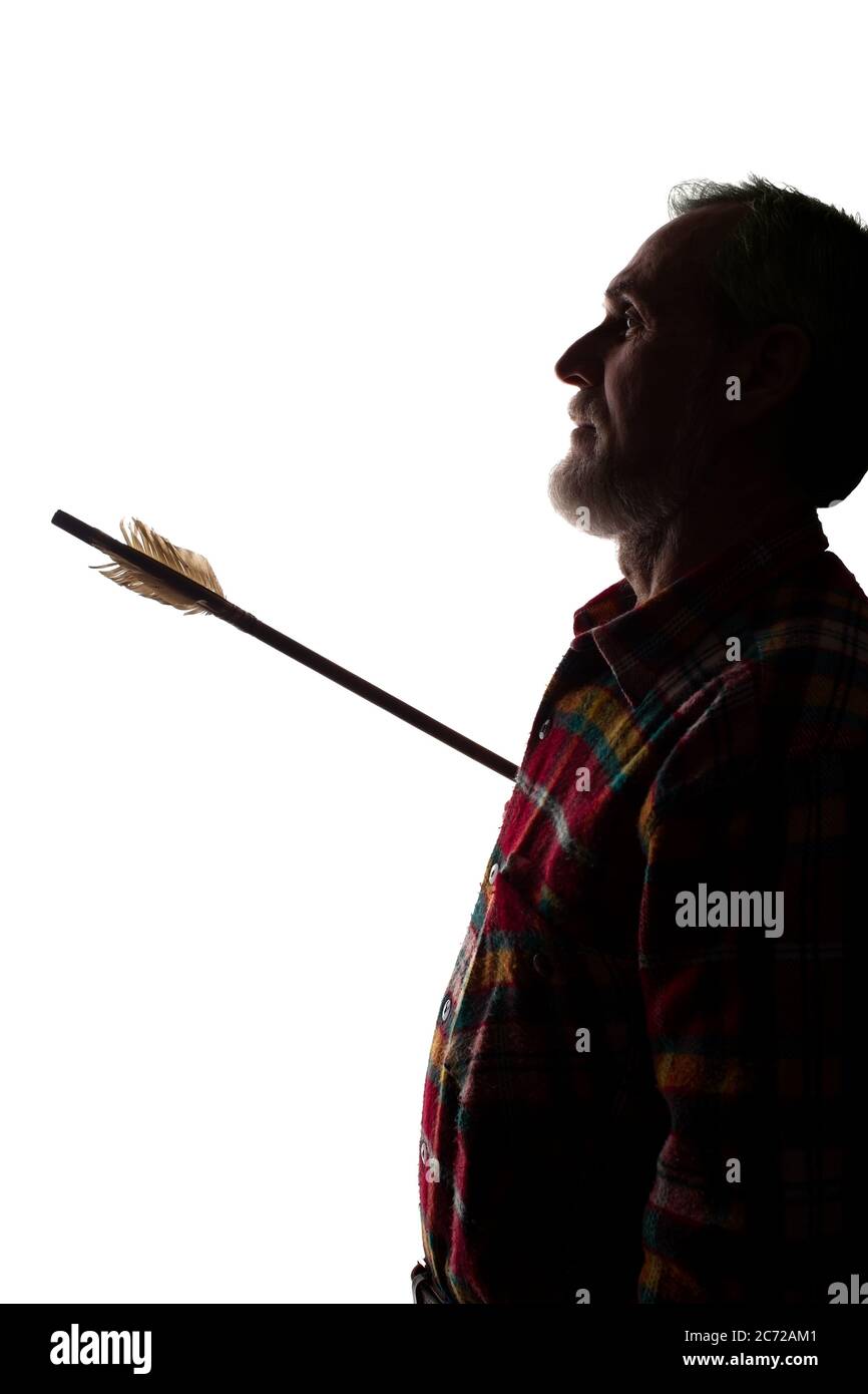 Porträt eines alten Mannes, unrasiert, mit Bart, Seitenansicht - dunkel isolierte Silhouette Stockfoto