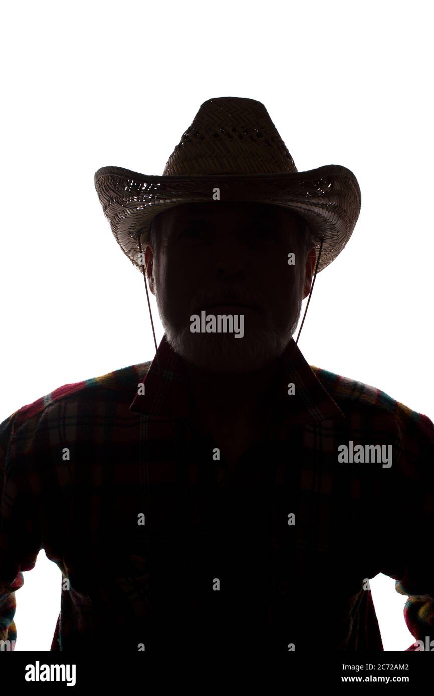 Porträt eines alten Mannes, in einem Cowboy-Hut, mit Bart, Vorderansicht - dunkel isoliert Silhouette Stockfoto