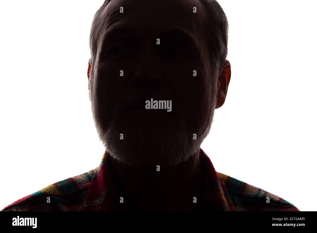 Porträt eines alten Mannes, unrasiert, mit Bart, Vorderansicht - dunkel isoliert Silhouette Stockfoto