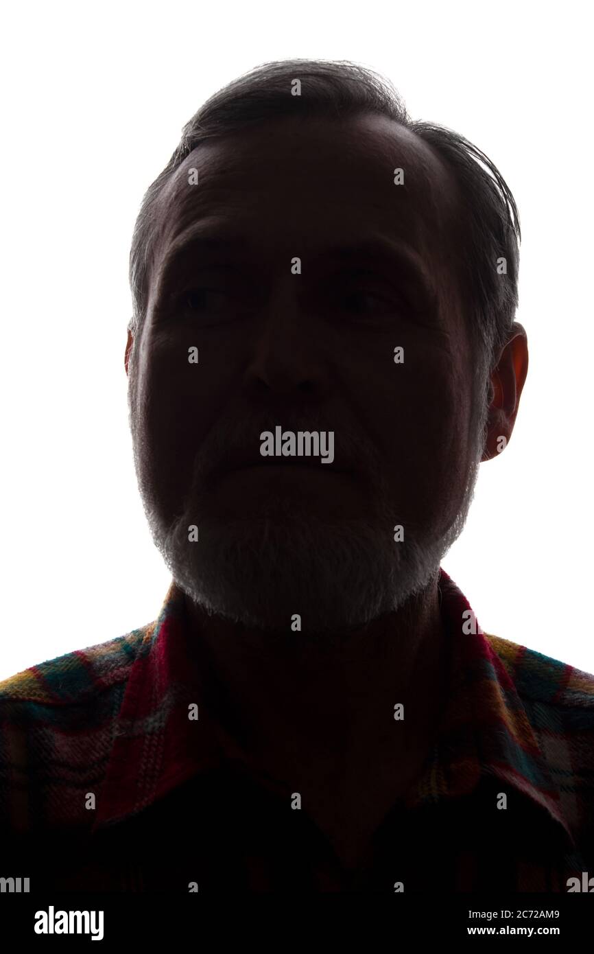 Porträt eines alten Mannes, unrasiert, mit Bart, Vorderansicht - dunkel isoliert Silhouette Stockfoto