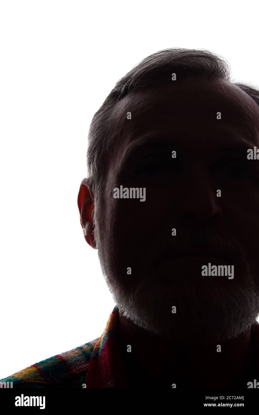 Porträt eines alten Mannes, unrasiert, mit Bart, Vorderansicht - dunkel isoliert Silhouette Stockfoto