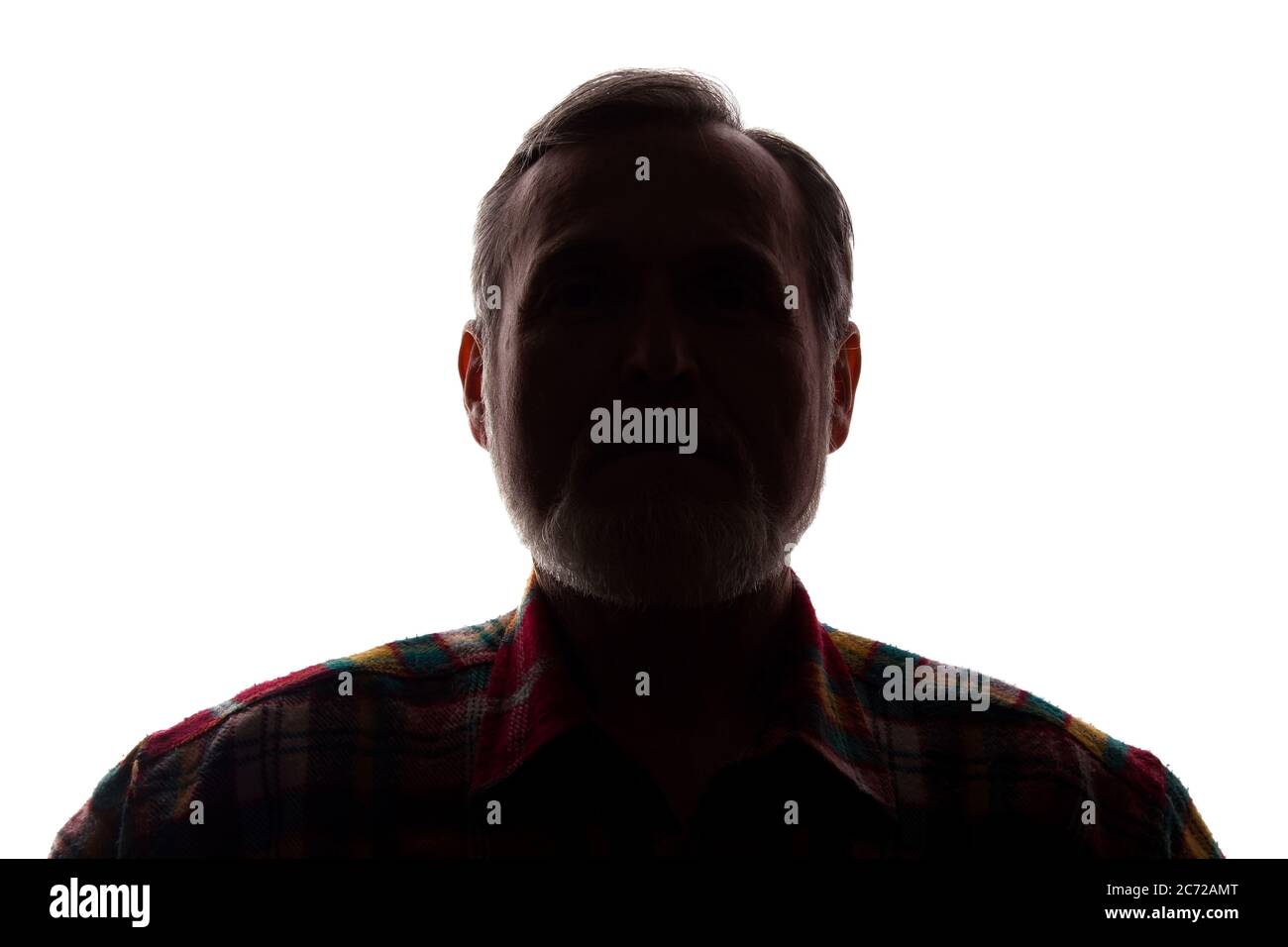 Porträt eines alten Mannes, unrasiert, mit Bart, Vorderansicht - dunkel isoliert Silhouette Stockfoto