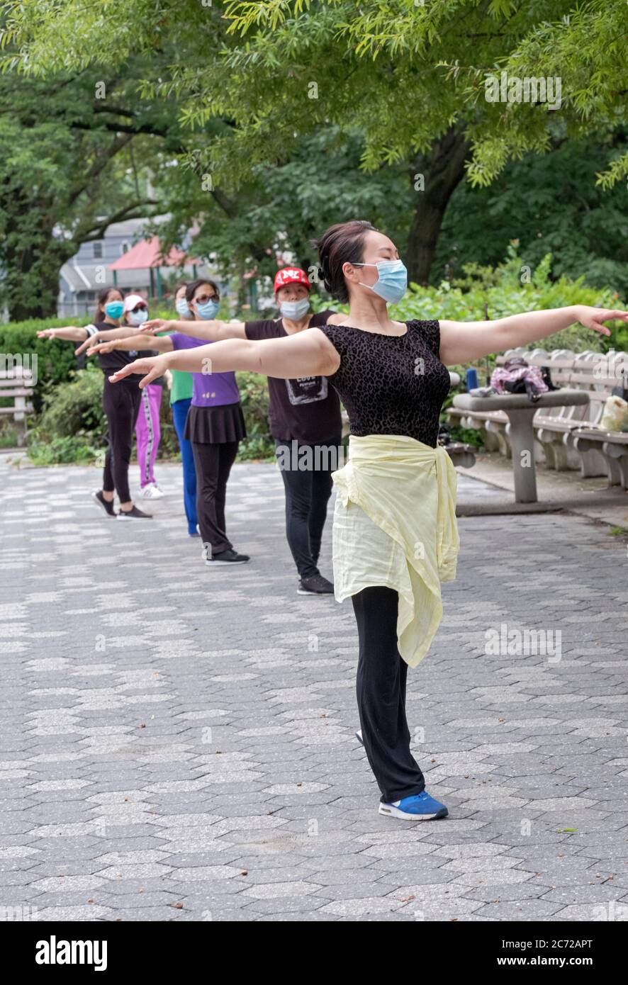 Mit richtigen sozialen Distanzierung & Masken tragen, eine Gruppe von asiatischen amerikanischen Frauen üben modernen chinesischen Tanz. In Kissena Park, Flushing, New York. Stockfoto