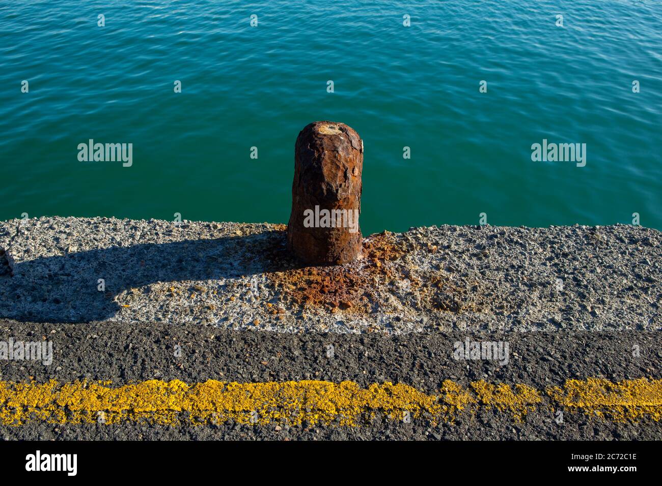 Rostige Anlegestelle Poller Stockfoto