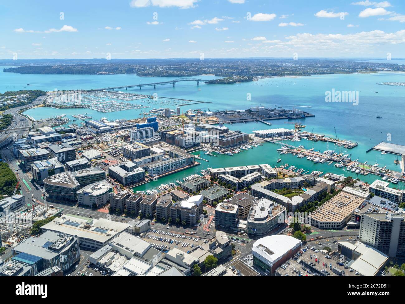 Blick über das Wynard Quarter und den Viaduct Harbour vom Sky Tower, Auckland, Neuseeland Stockfoto