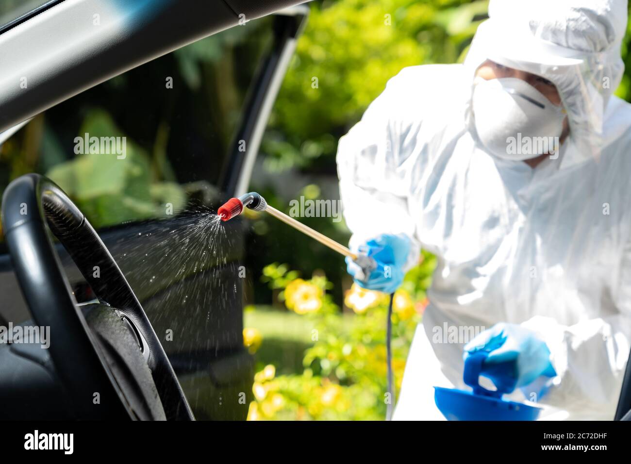 Nahaufnahme der chemischen Alkohol Spray Reinigung im Auto zu desinfizieren und zu dekontaminieren Coronavirus covid-19 von Spezialisten Reiniger tragen persönliche prot Stockfoto