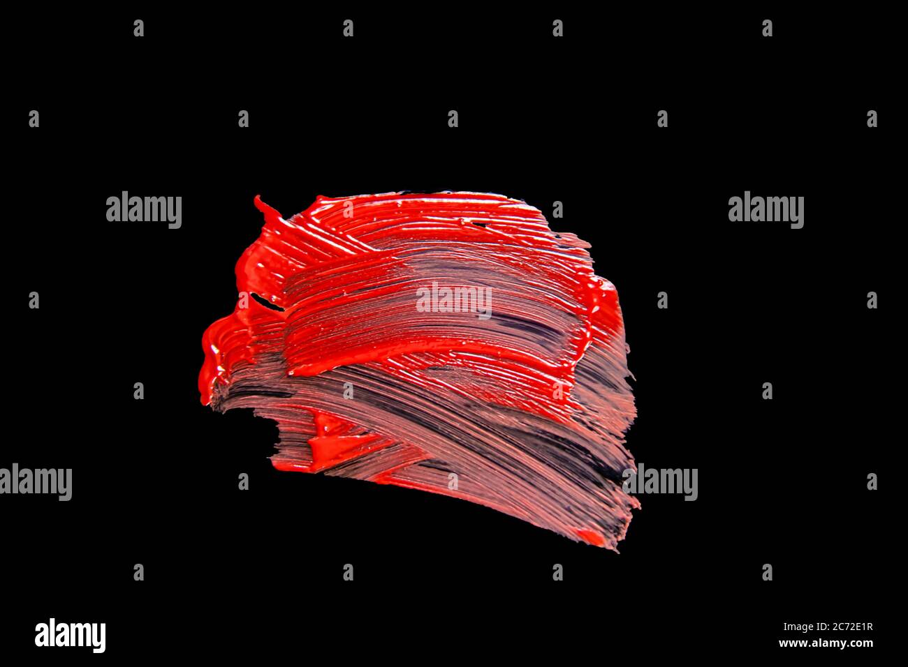 Rote Make-up schmieren Lippenstift auf einem dunklen Hintergrund. Osmetic Produkt Schlaganfall Swipe Probe. Stockfoto