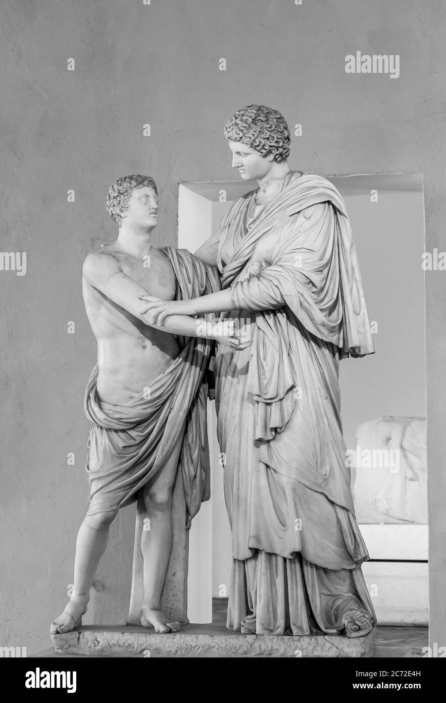Schwarz-Weiß-Foto von alten römischen Skulpturen des Vaters Und Sohn im Gespräch Stockfoto