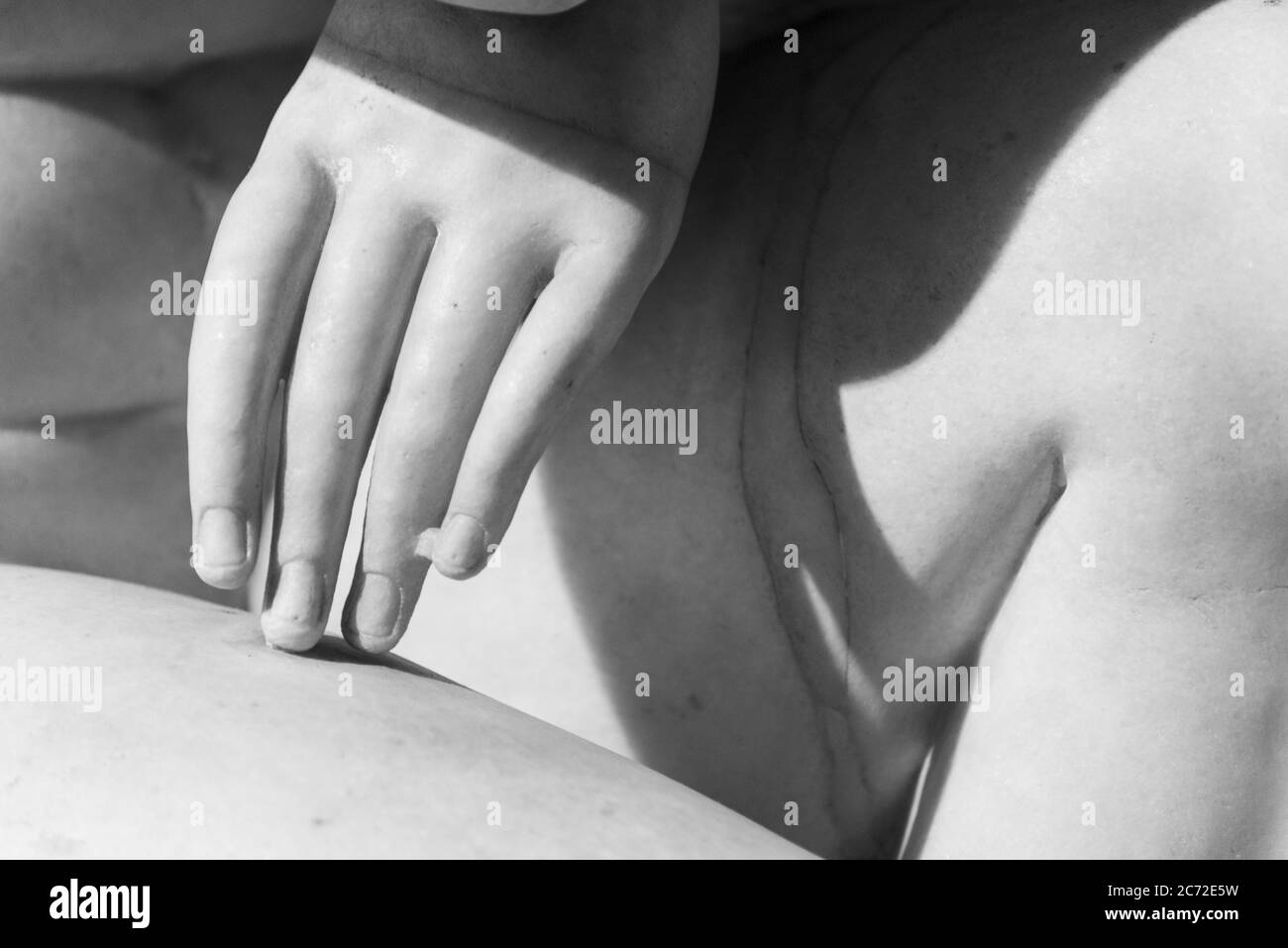 Schwarzweiß-Foto mit detailgeprägten Fingern Marmor berührt die Statue´s 'Skin' Stockfoto